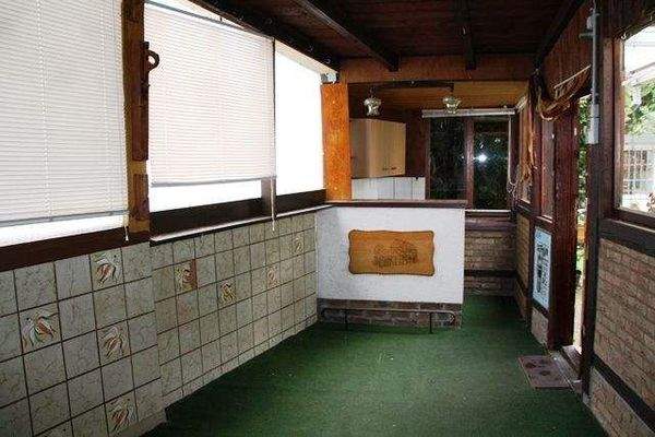 Partyraum hinter Garage.JPG