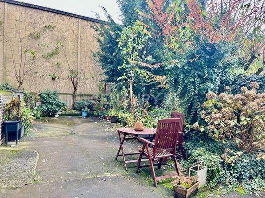 Hof hinter dem Haus  mit Sitzplatz