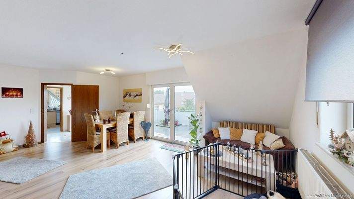 Wohn- und Essbereich mit Zugang zum Balkon