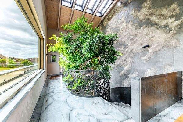 Galerie mit 5m Fensterfront und Dachfenster