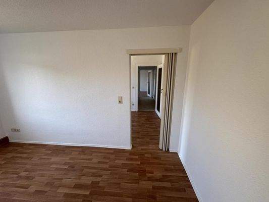 18 Blick aus SZ über WOKÜ Flur in WoZi Zwenkau C16_7332