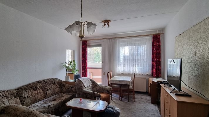 Wohnzimmer mit Austritt Balkon