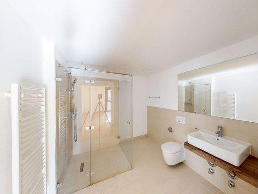 Badezimmer mit großer Stehdusche