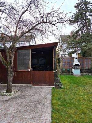 Blick zum Schuppen und Carport