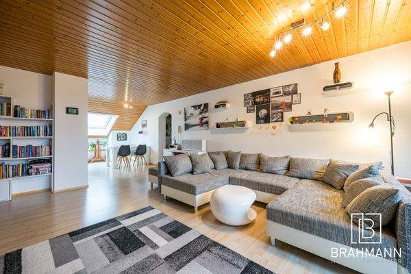 Heller Wohnbereich mit Sicht zur Garderobe