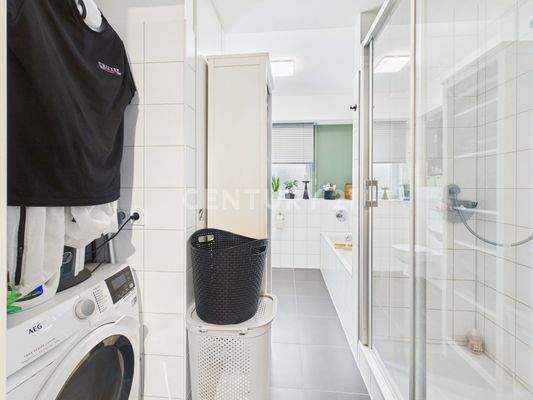 Mit Dusche und Waschmaschinenanschluss