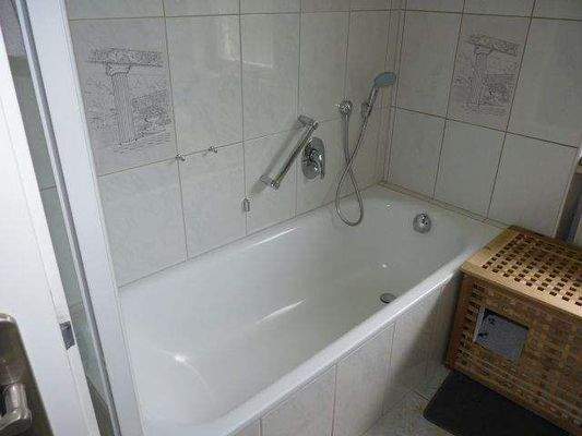 Tageslichtbad mit Wanne und Dusche