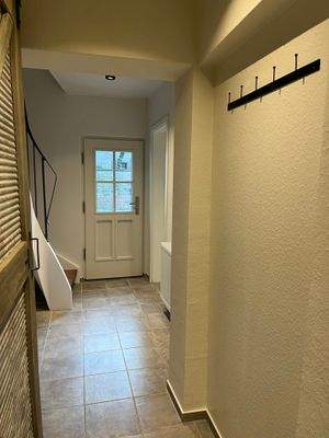 Flur EG Blick zum Eingang.JPEG