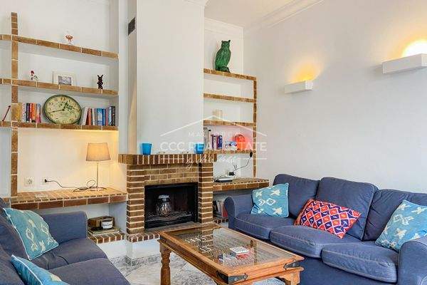 Wohnzimmer mit Kamin und...