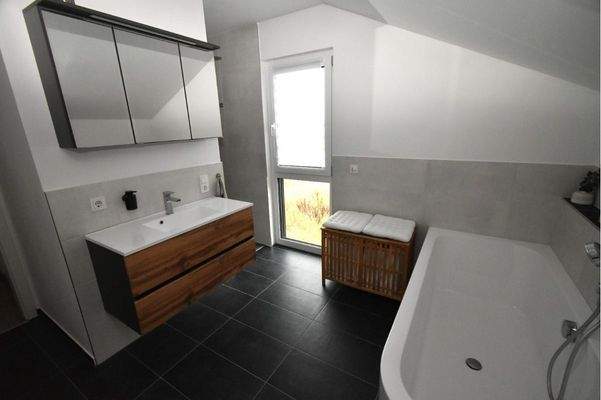 Bad mit Blick zu Dusche