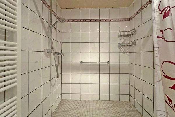 Dusche im innenliegenden Bad EG