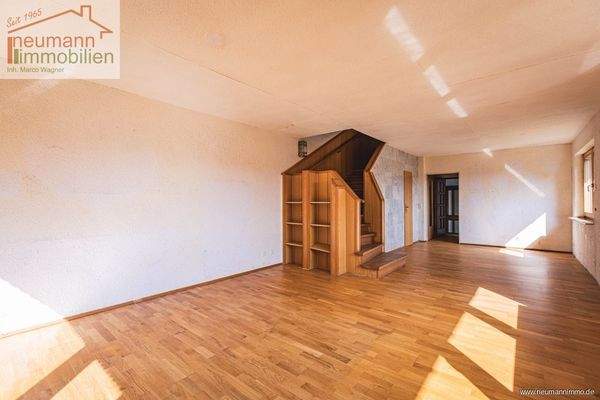 Wohnzimmer (mit Treppe) EG