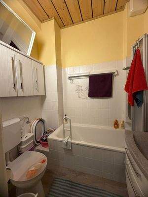 Kleines Badezimmer mit Wanne