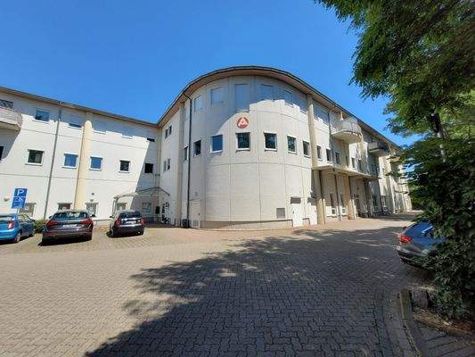 Gebäudefront mit Zugang 1. und 2. OG