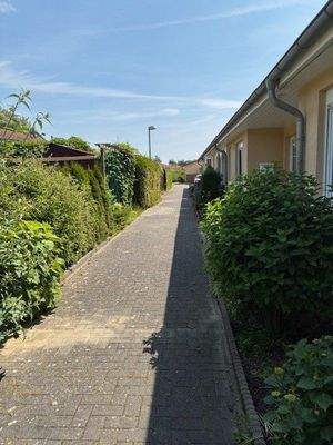 Weg an der Reihenhausanlage