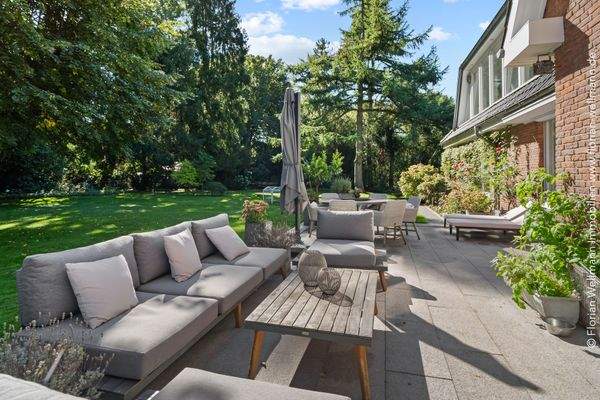 ... viel Platz für Gartenmöbel ...