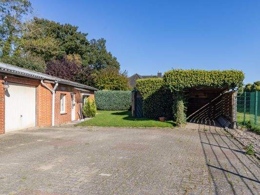 Garten mit großzügiger Auffahrt