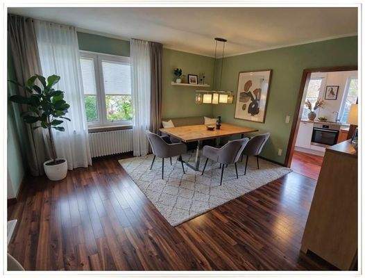 Geräumiges Esszimmer