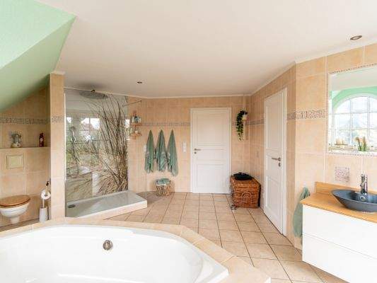 Masterbad mit Regendusche 