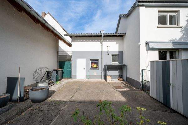 Zwischengebäude (Lager) sowie vermietetes Einfamilienhaus mit Markise