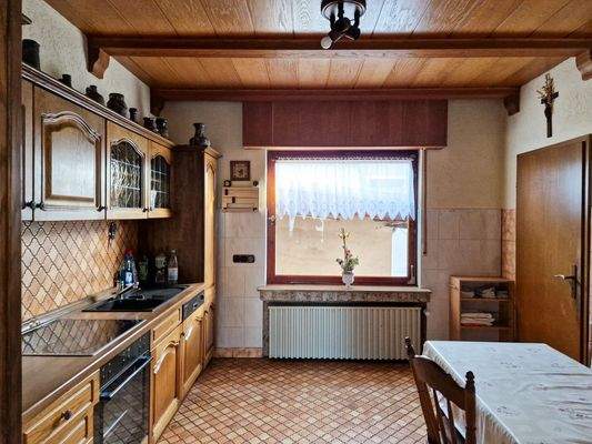 12 m² Küche mit Fenster zum Innenhof