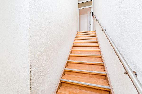 Treppenaufgang zur Wohnung im 1. OG