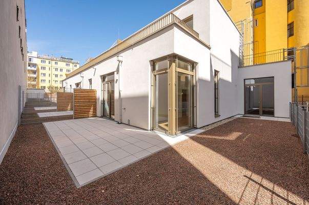 Terrasse + Gartenfläche