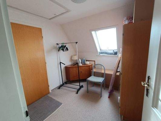 Durchgang / Ankleide / Büro