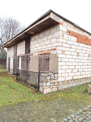 sehr große Garage an der Einfahrt