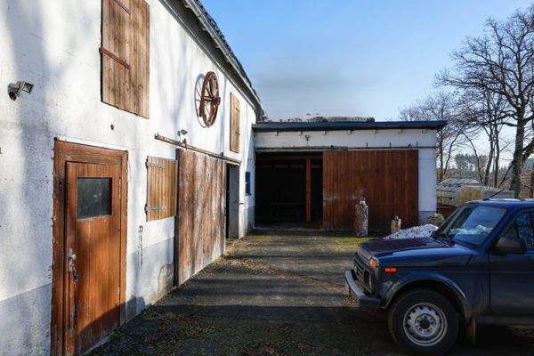 Seitlicher Blick im Hof