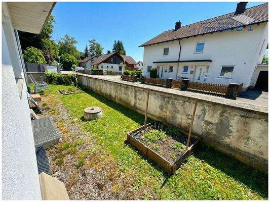 Gartenbereich rund ums Haus (mit KI Sommerbild generiert)