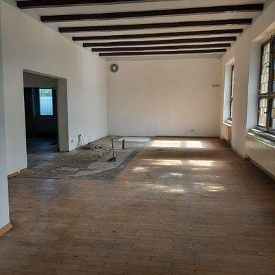 Leerer Raum mit Parkettboden