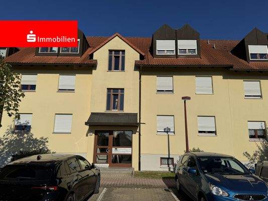 Hauseingang und Parkplatz