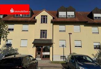 Hauseingang und Parkplatz