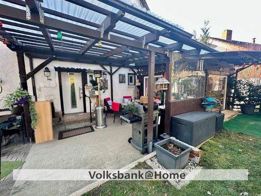 Überdachter Freisitz mit Gartenzimmer