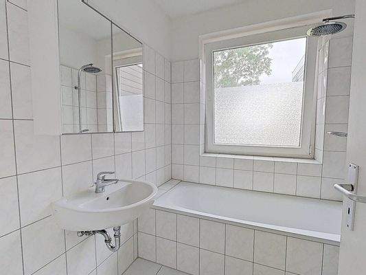 Tageslichtbad mit Badewanne