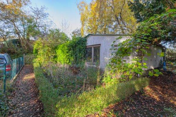 Garage am Ende vom Garten