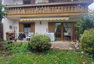 Blick vom Garten zur Terrasse