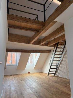 Blick in den Wohnraum mit Empore