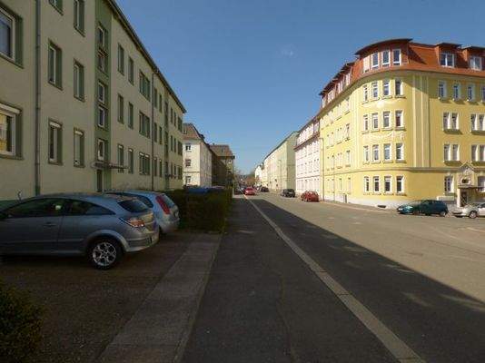 Vorderansicht des Hauses mit Stellplätzen