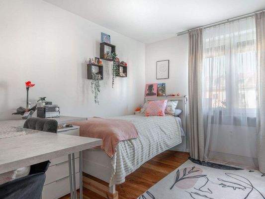 Kinderzimmer- oder Jugendzimmer mit großem Fenster