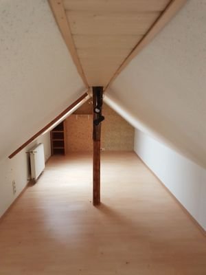 Dachkammer als Spiel- oder Gästezimmer