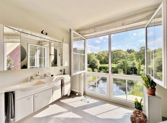 Vollbad mit großem Fenster