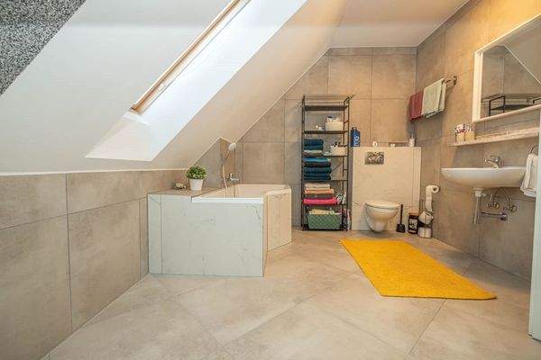 DH1, rechte Hälfte: Bad