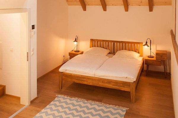 Elternschlafzimmer mit 6 Meter hoher Decke, Doppelbett 1,80m x 2,00m.jpg