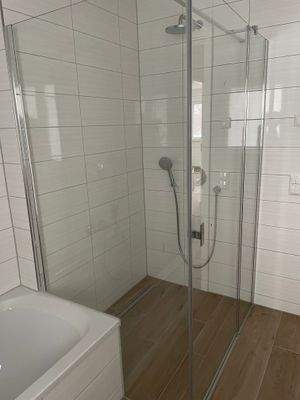 Bad mit Dusche und Wanne