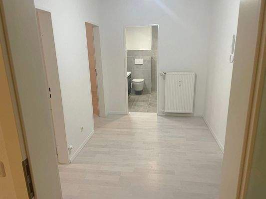 Flur mit Blick zum Badezimmer