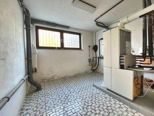 Im gefliesten Keller ist die Heizungsanlage untergebracht