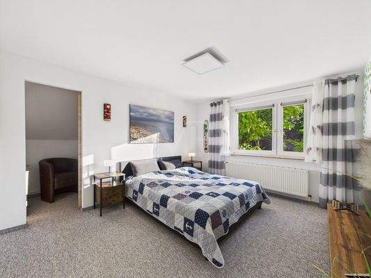 Schlafzimmer mit Ankleide (OG)