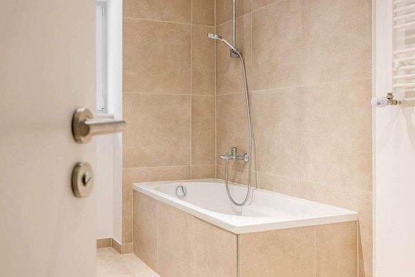 Elegantes Wannenbad mit Fenster